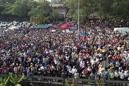Supporters of Anwar Ibrahim rally in front of Malaysia's High Court