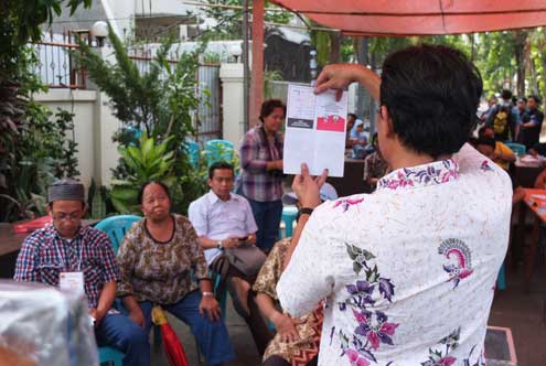 Indonesia’s civil society  played a significant role in promoting the integrity of the 2014 presidential election and served a vital role in overseeing the performance of the election organizers to ensure an honest, fair, and transparent election.  