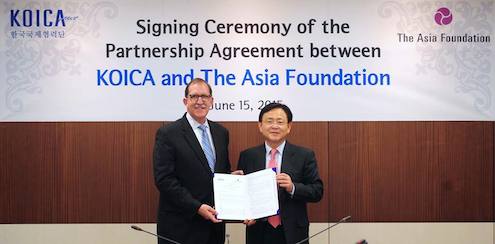 Asia Foundation President David Arnold with President Kim Young-mok of the Korean International Cooperation Agency (KOICA) at the memorandum of understanding ceremony in Seoul. Photo courtesy of KOICA