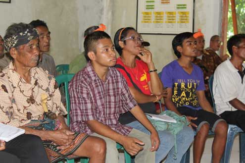 Citizens forum involving parents of children with disabilities. This is one strategy to improve parents understanding on promoting and protecting rights of children with disabilities. (Photo location: South-West Sumba) 